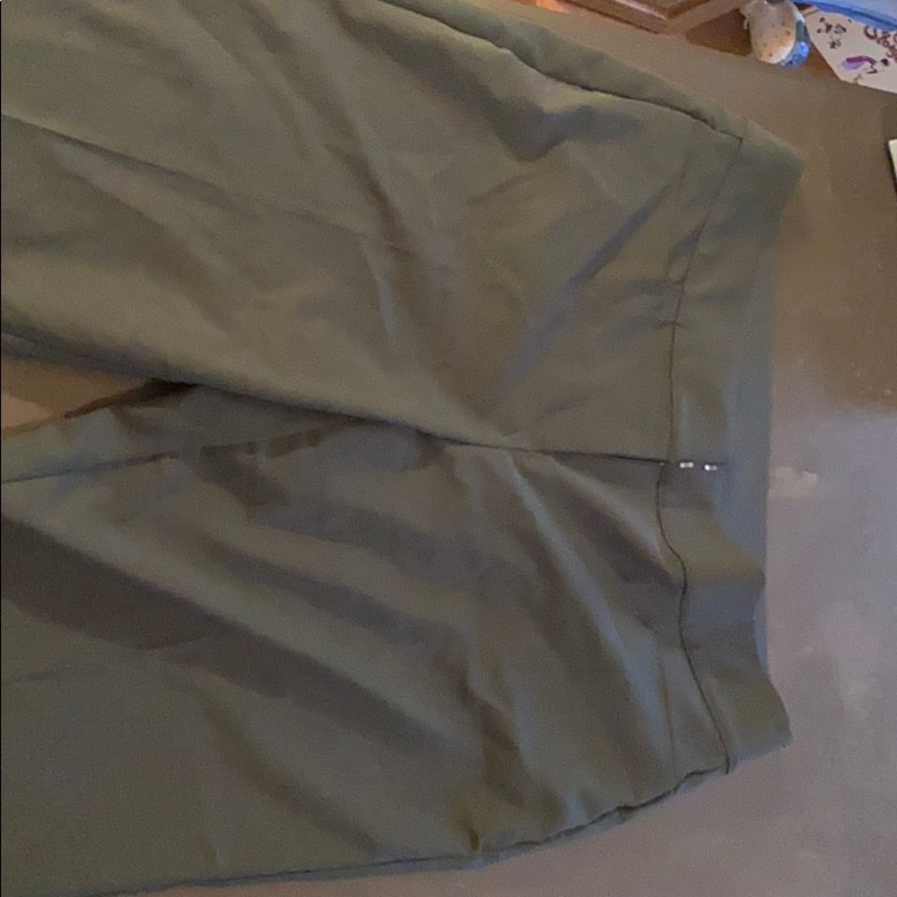 Never worn!! Very cute capris!